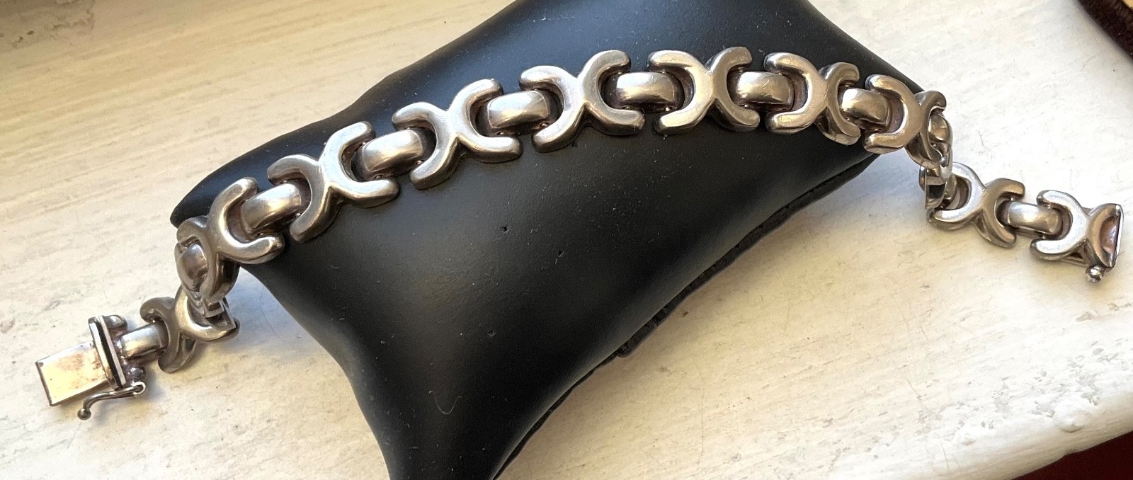 VINTAGE Italy STERLING BRACELET Hugs Kisses XOXO Link 17 Gr 7” Wearable