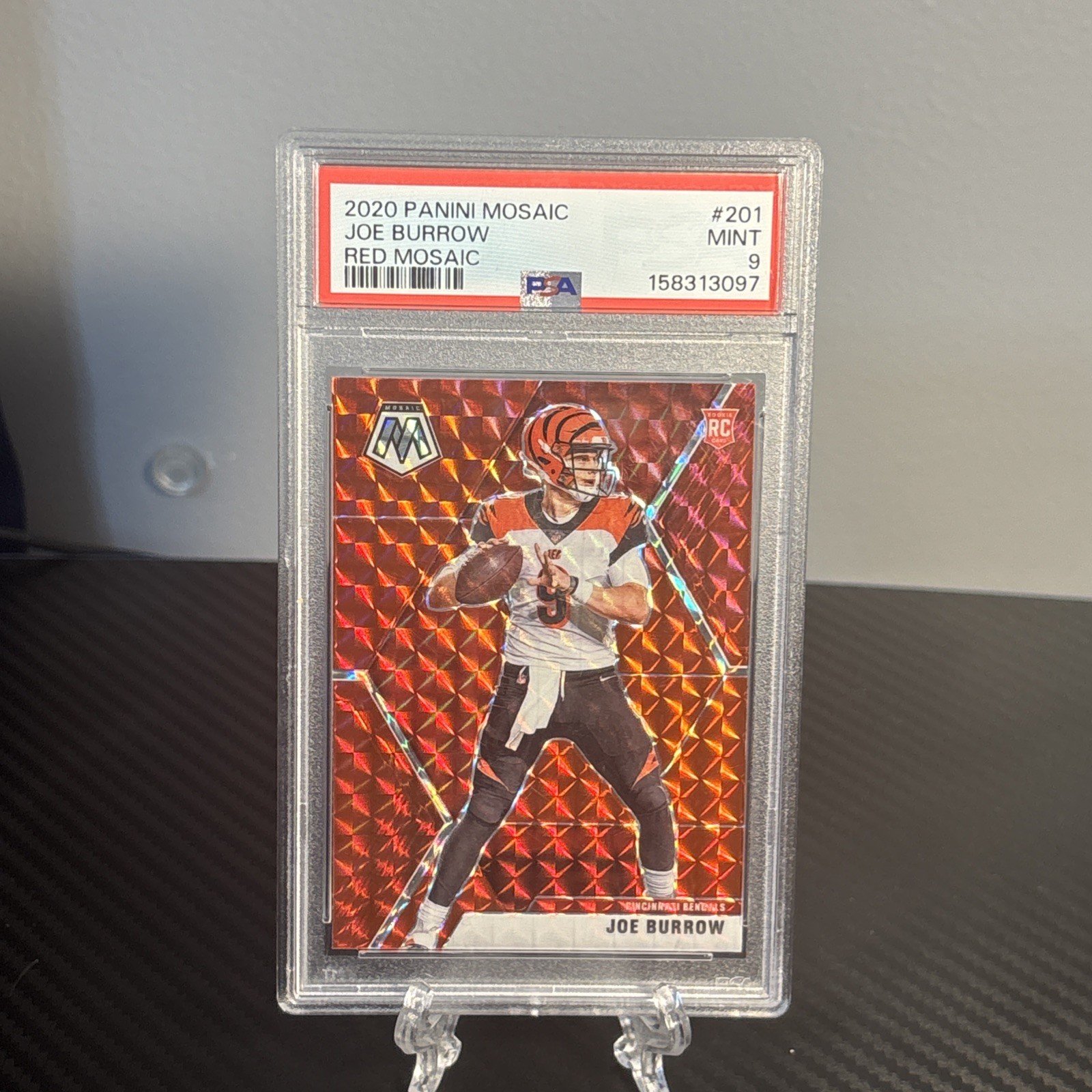 2020 Panini Mosaic - Rookies Joe Burrow #201 Red Mosaic Prizm (RC)