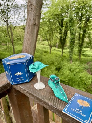 Willow Hall Schuh ''Pearled Velvet'' & passender Hut auf Ständer