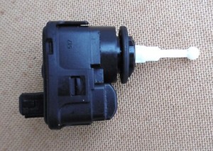 Stellmotor VW Passat B5 LWR Scheinwerfer Hella 007282-01, 3A0941295, B4