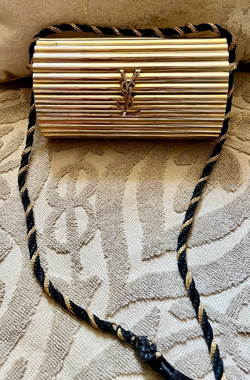 SAINT LAURENT Sac Pochette Minaudière plexiglas doré YVES ST LAURENT YSL vintage iconique Rare