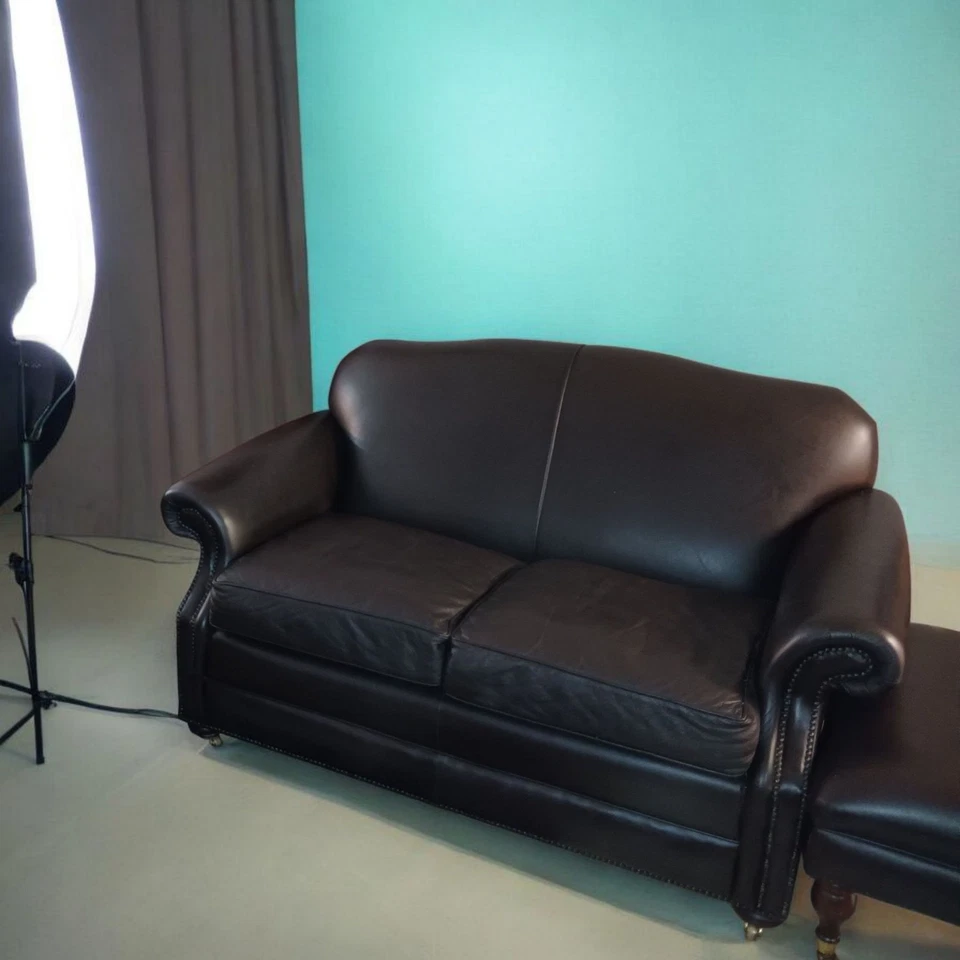 Sofá de cuero, otomano de Laura Ashley y una silla de cuero con respaldo de ala. Hecho en el Reino Unido Foto 2 de 4