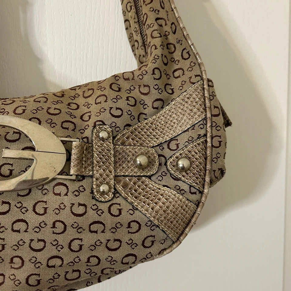 Bolso de mano Y2K Guess de lona con monograma de cuero sintético marrón y crema Foto 4 de 4