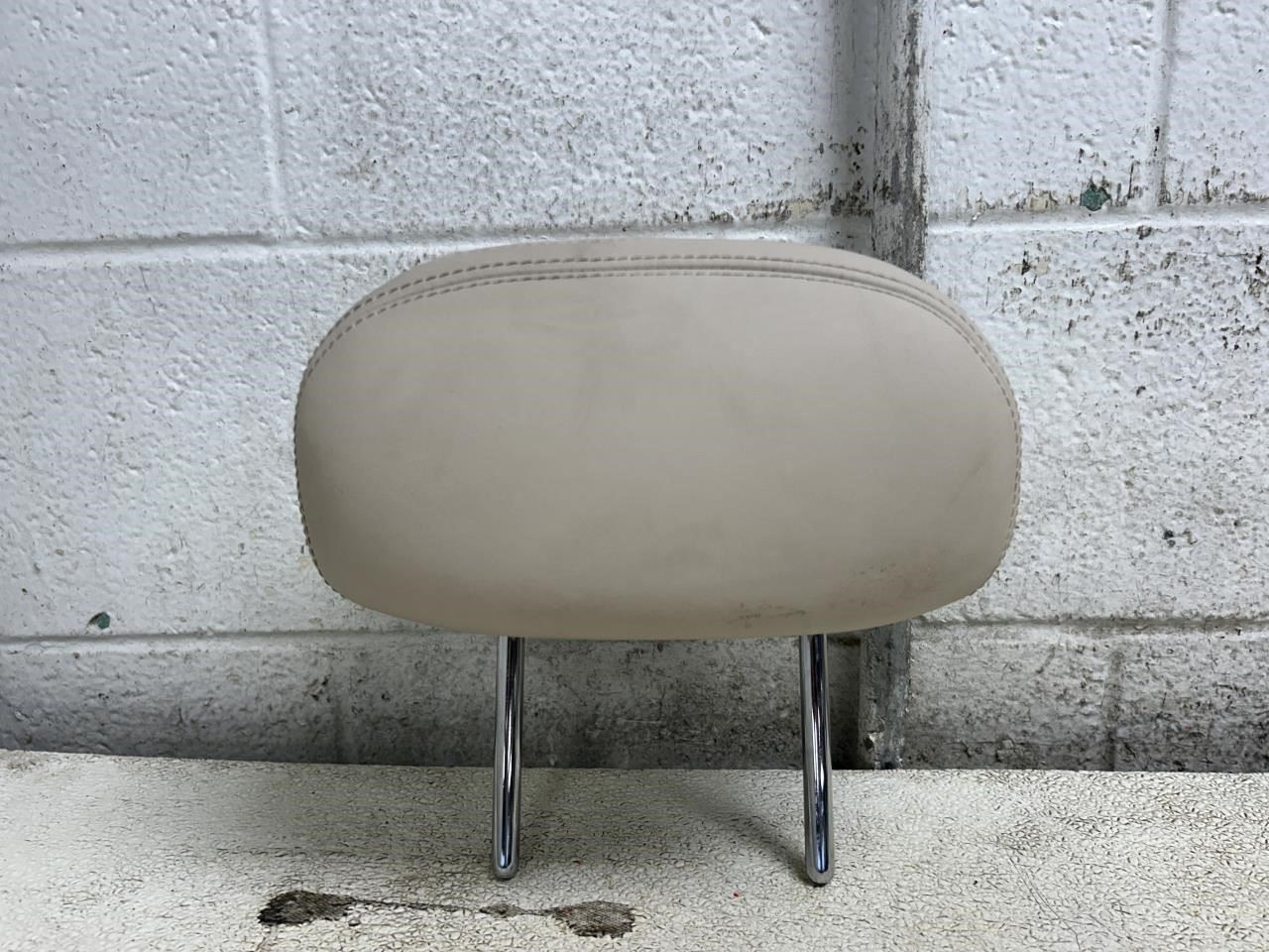 2022 MASERATI LEVANTE Center Rear Headrest Tan Leather OEM Part