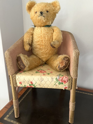 GROSSER VINTAGE MOHAIR TEDDY MIT LLOYD LOOM STIL STUHL.