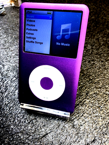 Apple iPod Classic 7. Generation Lila Pink (256GB) Konvolut mit neuem Zubehör - Bild 3 von 9