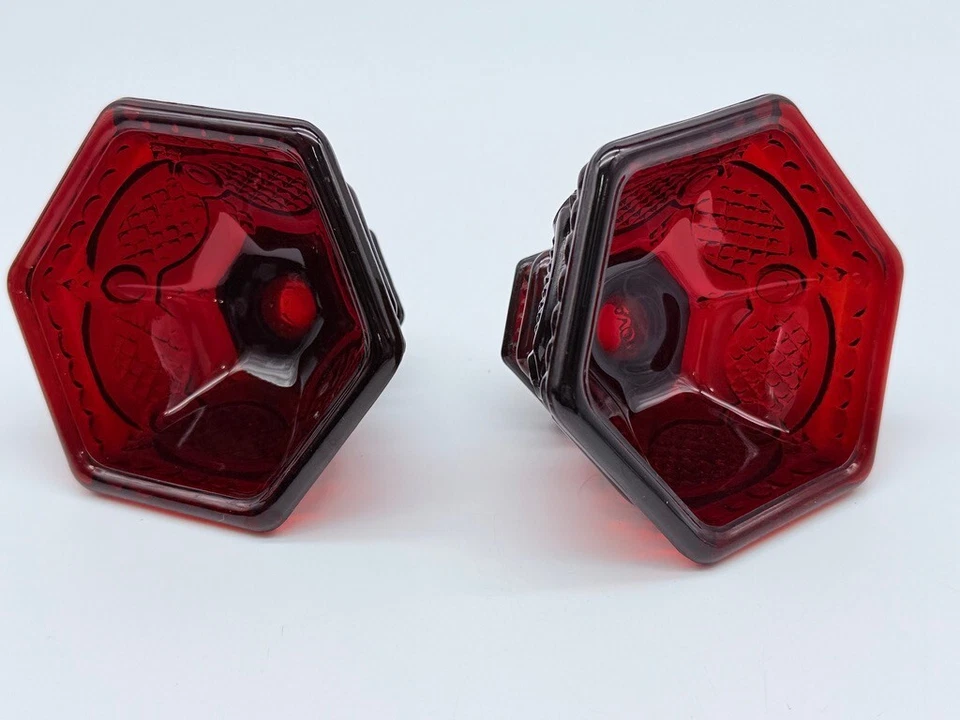 Juego de 2 candelabros cónicos vintage Avon 1876 rojo rubí Cape Cod 2-3/8" Foto 3 de 4