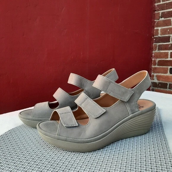 Clarks Sandalo Reedly Juno Nubuck Triplo Cinturino Comfort Zeppa Tan 8