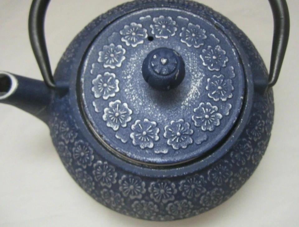 Tetera de hierro fundido azul floral 34 oz acabado envejecido infusor de malla de acero inoxidable Foto 4 de 4