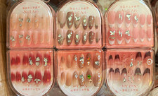 Six styles of wearing nails
