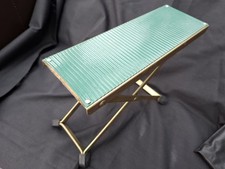 Regulowany podnóżek gitary z etui.