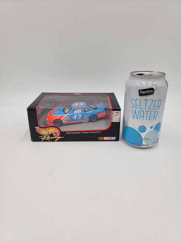 Hot Wheels Racing - 1:43 - Petty Enterprises "STP" Petty #43 Pontiac Grand Prix - Picture 2 of 9