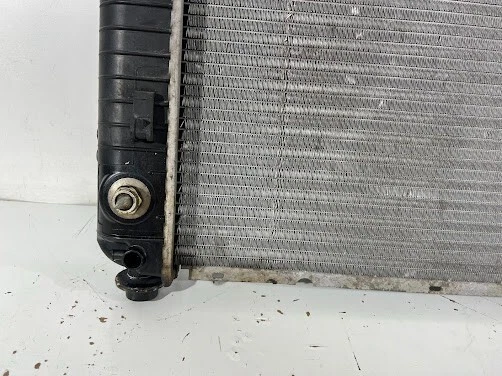 2001-2013 GMC Sierra 1500 Radiator 4.8L OEM - Изображение 4 из 4