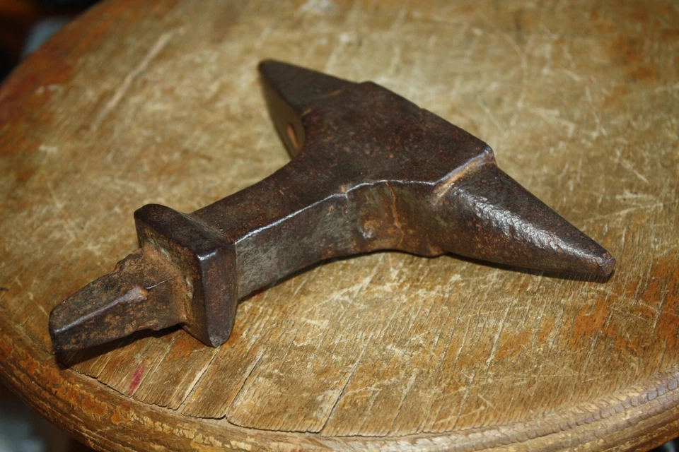 Ancienne petite enclume de bijoutier forgeron - Photo 4/4