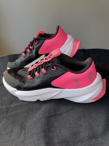 Mädchen schwarz & pink Under Armour Scramjet 5 Tennisschuhe, Größe 5,5