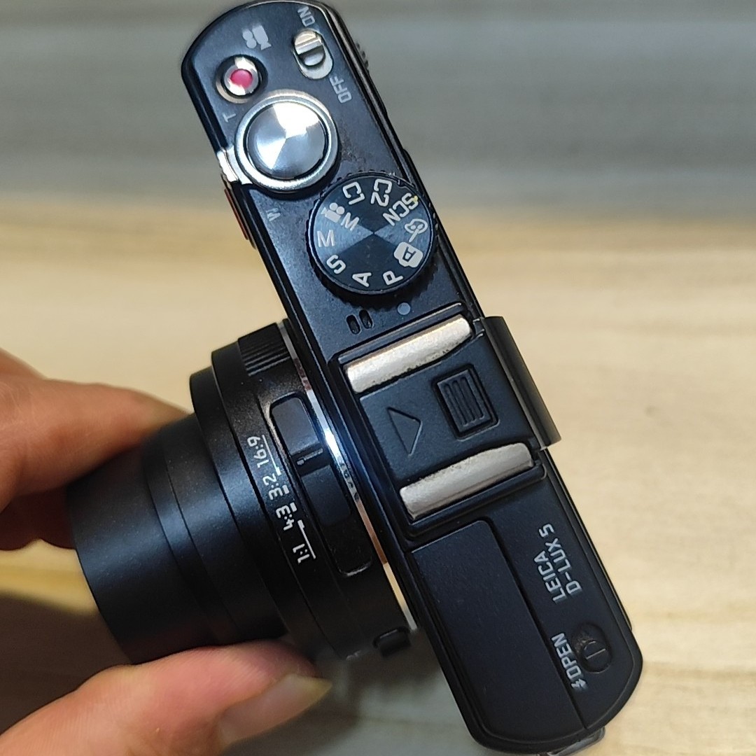Leica D-LUX 5 Digital Camera 10.1MP 3.8x Optical Zoom 720p HD