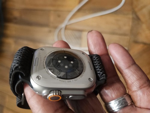 Apple Watch Ultra 2 49mm Boîtier Titane Débloqué Très Bon État Occasion - Photo 10 sur 11