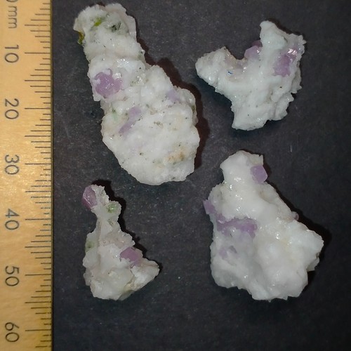 Apatite UV reactive purple Fluorapatite mineral specimens bundle lot 94.6ct - Foto 2 di 7