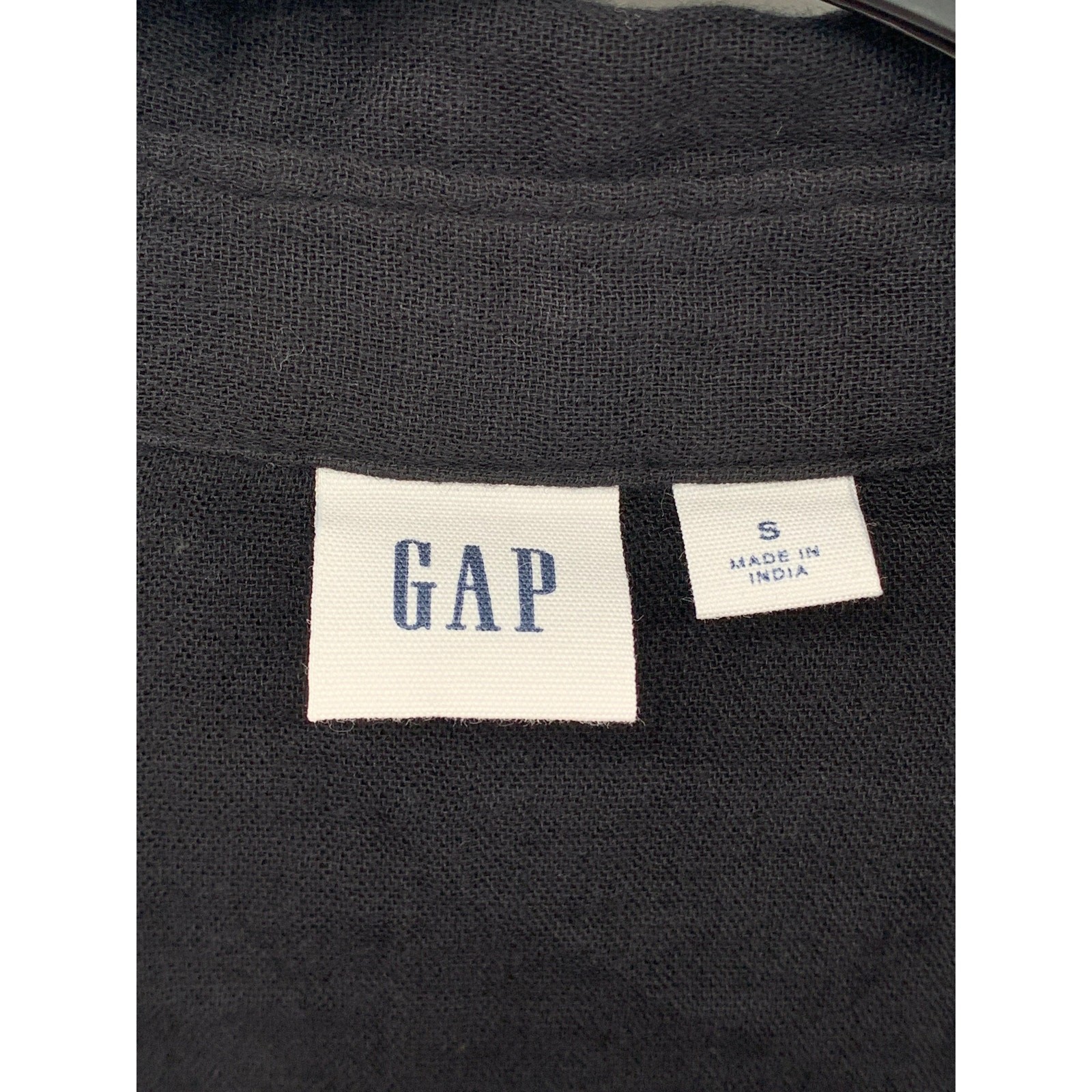 GAP Women's Black Solid Lightweight Split-Neck Sh… - image 9