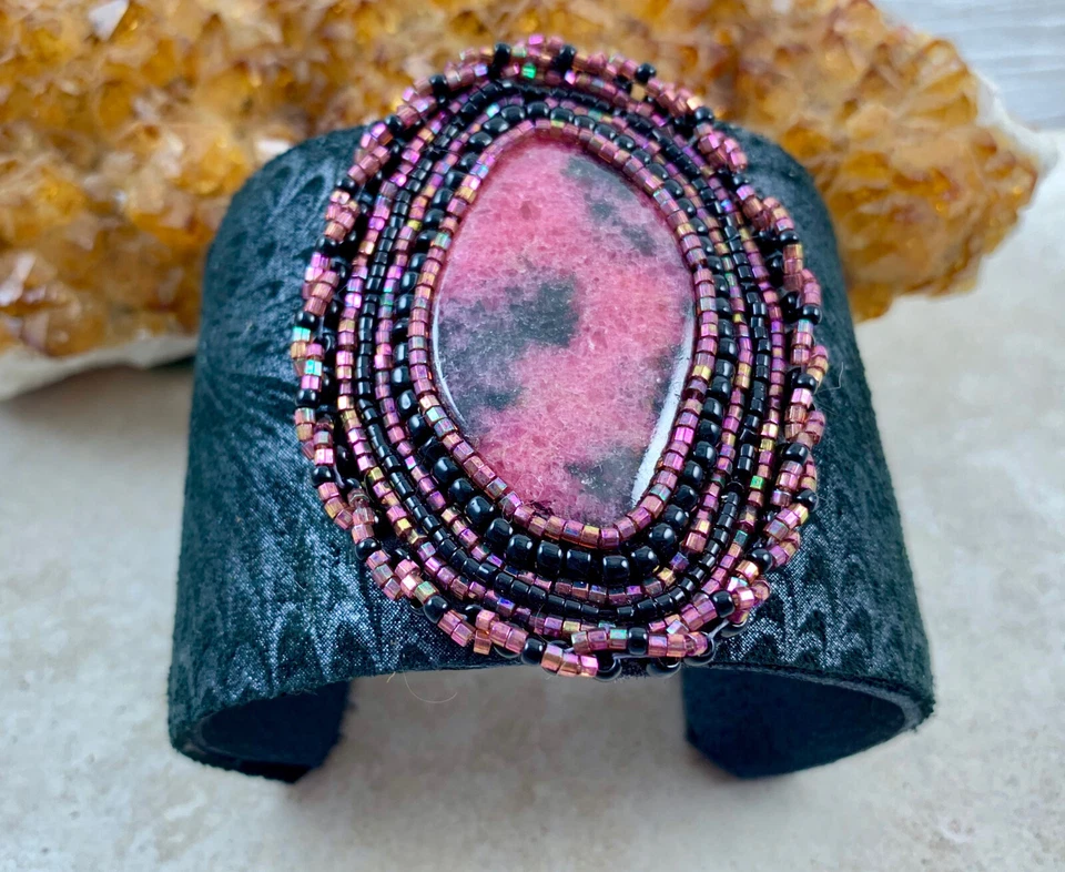 Brazalete ajustable de rodonita con cuero y abalorios Foto 2 de 4
