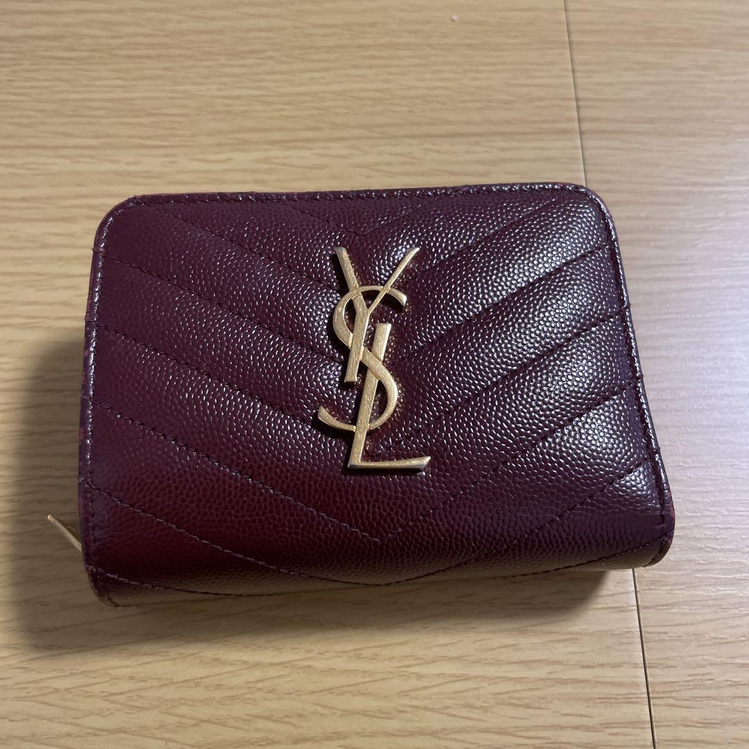 折りたたみ財布 Saint Laurent Portafoglio Cassandre In Pelle CASSANDRE MATELASSÉ bi-fold wallet in grain de poudre