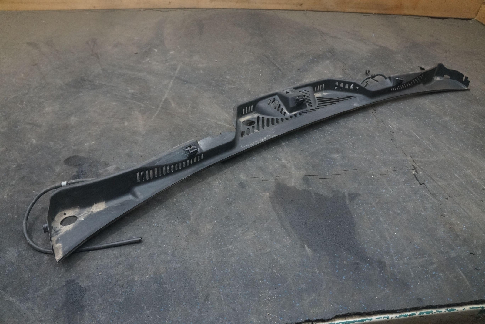 Front Windshield Cowl Vent Grille Trim Panel 3Y1819415C Bentley Mulsanne 2015