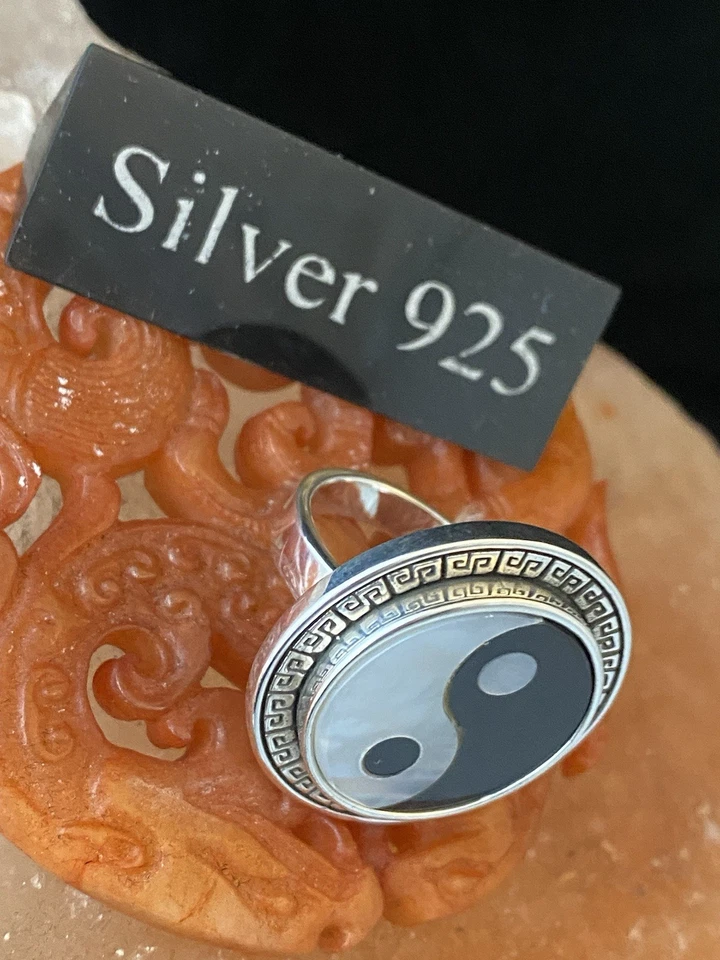Enorme anillo Ying Yang de plata maciza con madreperla y esmalte negro Foto 4 de 4