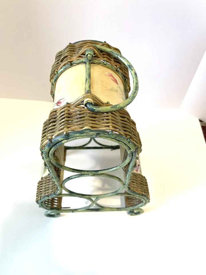 Estante para botellas de vino: marco decorativo de metal verde con paneles laterales de mimbre y rosas Foto 4 de 4