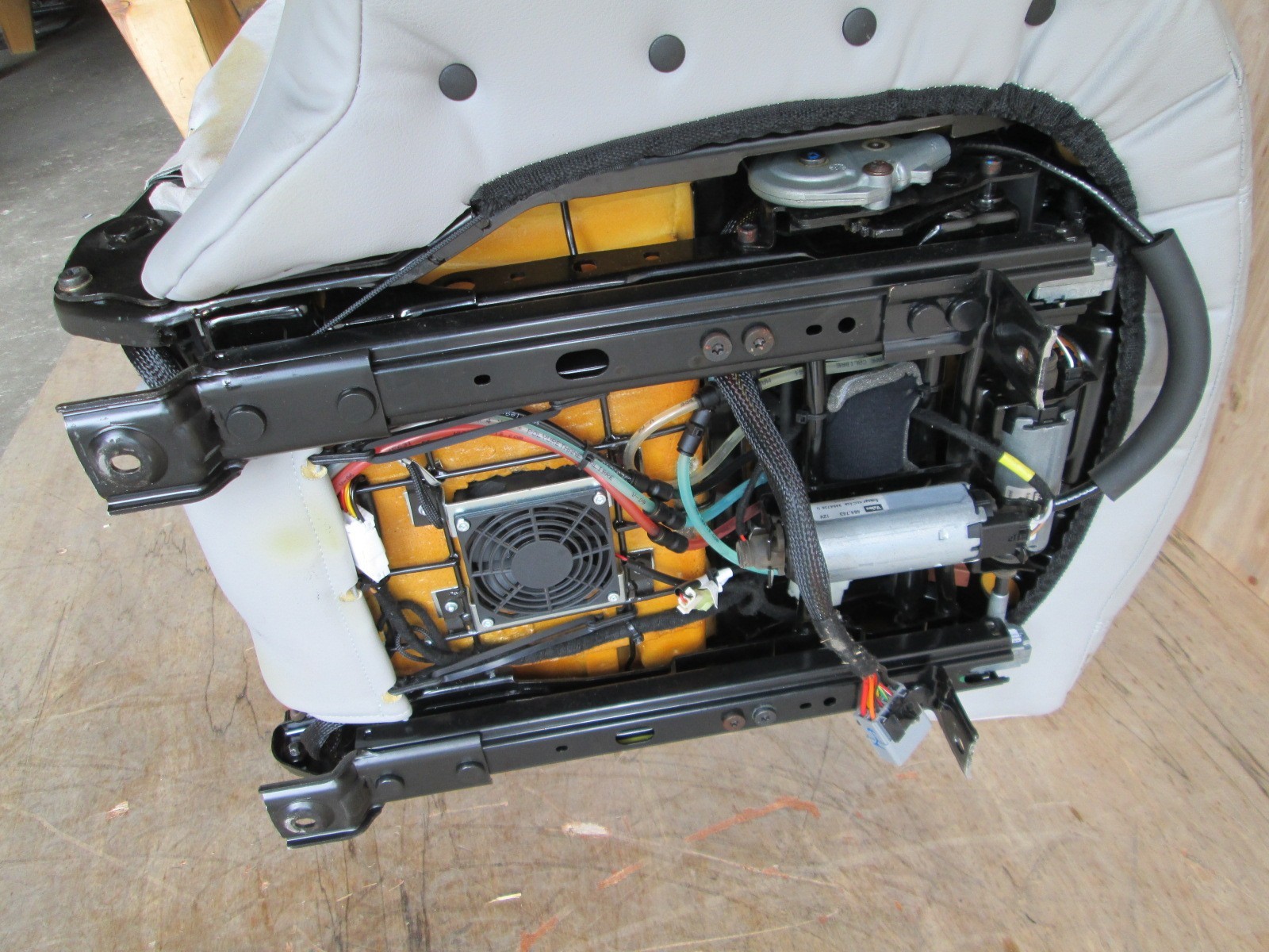 Maserati Quattroporte - RH / Rear Seat w/ Rails / Guides  - 