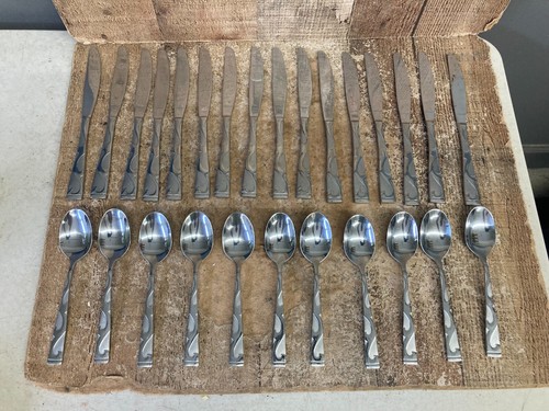 Lot of 27 Piece Oneida Tuscany Stainless Flatware Spoons + Knives knife