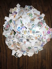 GROS LOT DE TIMBRES DU MONDE DANS UN CARTON : A TRIER