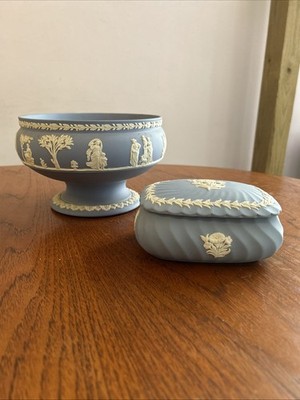 Große 9'' Wedgwood blau Jasperware Herzstück Schüssel mit Fuß & große geriffelte Box