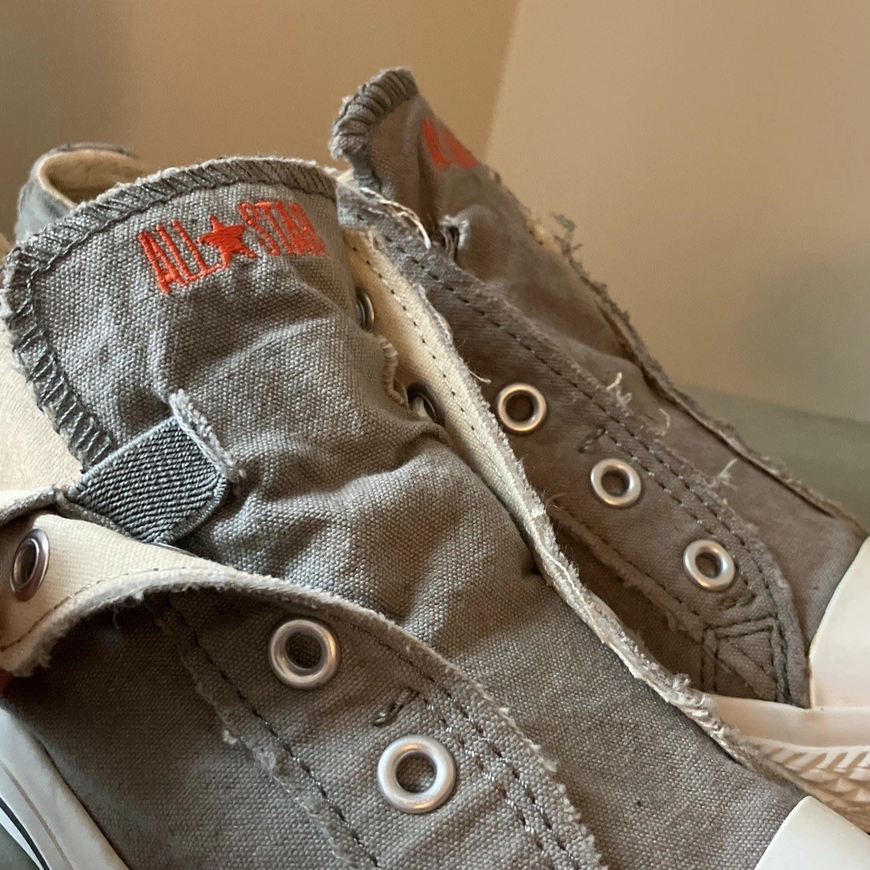 CONVERSE 2.5 Youth Chuck Taylor All Star Slip Ox in Charcoal/Gray/White ...