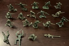LOT OF 18 Vintage PLASTIC ARMY SOLDIERS GREEN UNMARKED