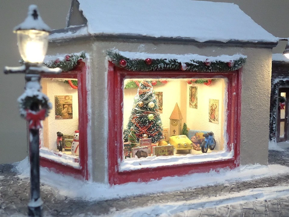 DiORAMA NATALiZiO NEGOZiO Di GiOCATTOLi LAND ROVER 190 PiCKUP (NO NOREV SOLiDO) - Immagine 4 di 4