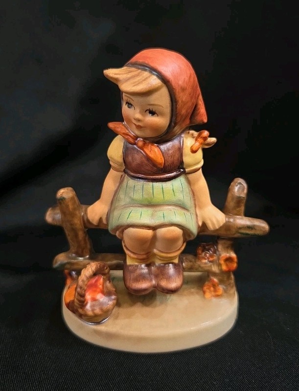 GOEBEL M.I. HUMMEL JUST RESTING #112/3/0. TMK 5