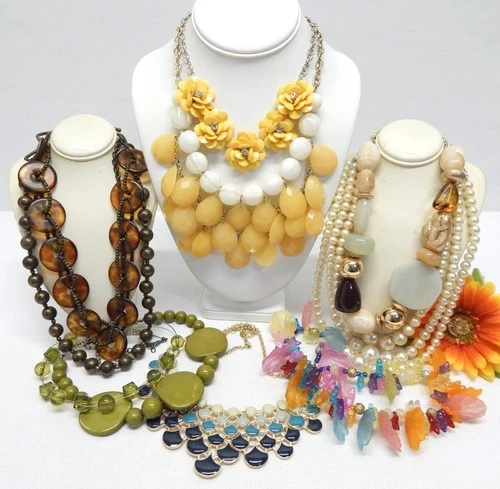 VINTAGE TO NOW FASHION/COSTUME JEWELRY NECKLACE LOT, ASSORTED MATERIALS