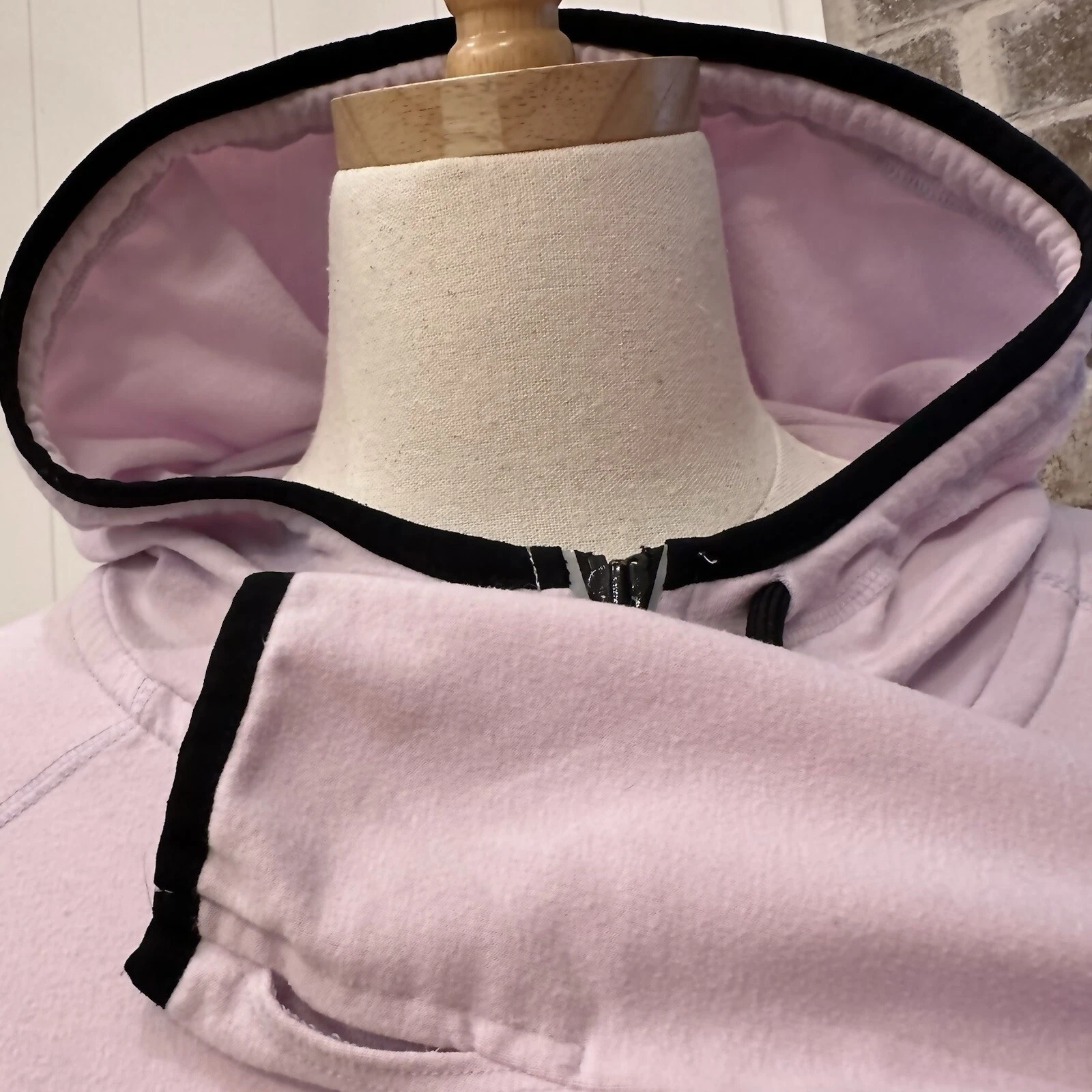 UNDERCOVER VICTORIA’S SECRET PINK 2015 Giacca con cappuccio e zip davanti con foro per pollice in lilla — M