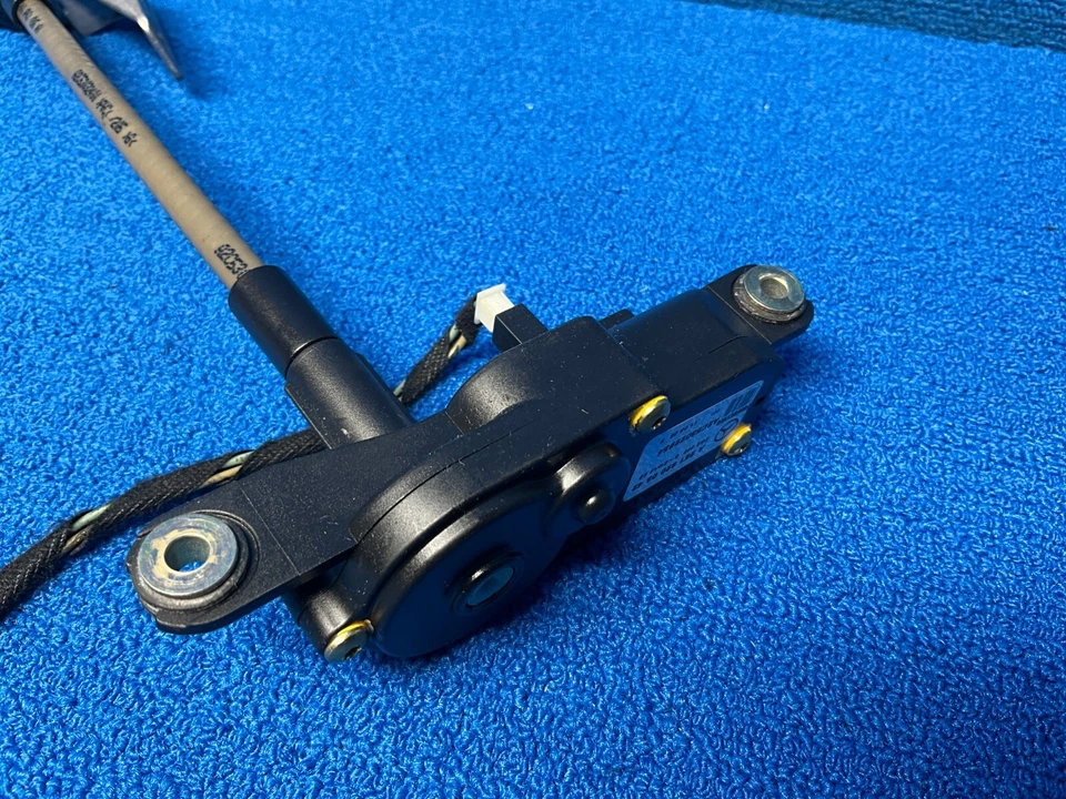 2007 - 2012 MERCEDES GL450 X164 REAR LEFT SIDE QUARTER WINDOW GLASS MOTOR OEM - Image 4 of 4