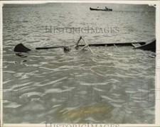 1925 Press Photo H.C. Clark crosses Hudson River in submerged canoe - kfx61319