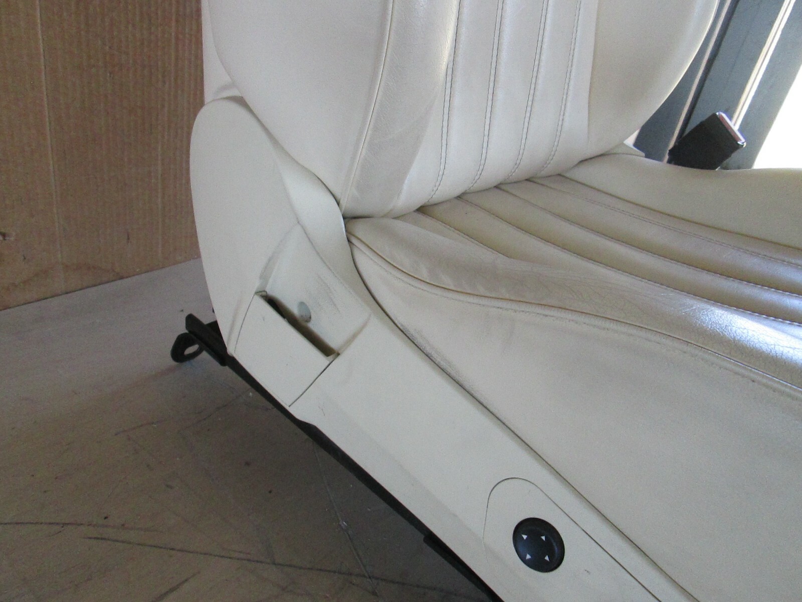 Maserati Quattroporte - RH Front Seat w/ Rails / Guides Avorio