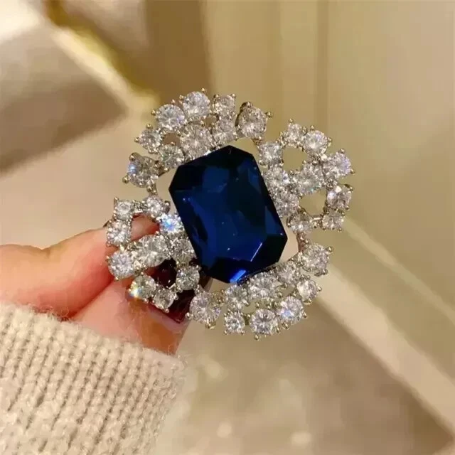 Broche broche flor zafiro creado en laboratorio corte esmeralda de 3,50 quilates chapado en oro blanco de 14 quilates Foto 4 de 4