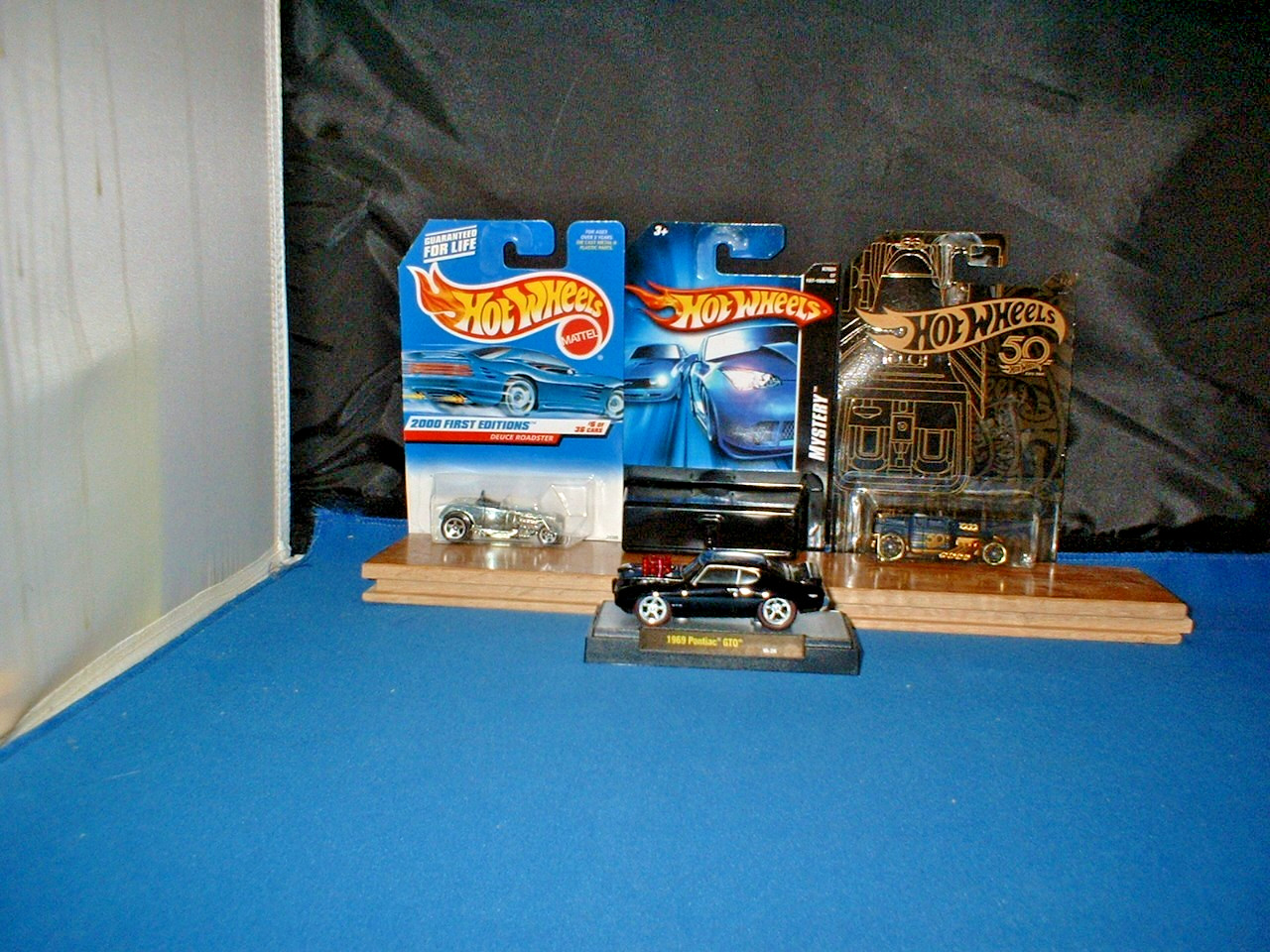 HOT WHEELS AND CASTLINE 2010, 2006 MYSTERY, 2000 DEUCE ROADSTER, 2017 BONE SHAKE