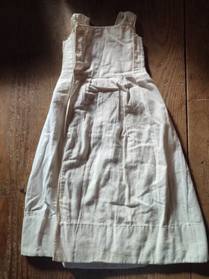 ALTES BABY UNTERKLEID Baumwolle Piqué Rippen Falten L. 65cm 1900