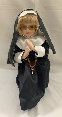 Knightsbridge Collection Porzellan Puppe kniende Anfängerin Nonne mit Gläsern & Rosenkranz
