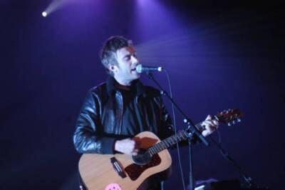 BLUR, Damon Albarn performing live onstage playing acoustic guitar Old Photo 2