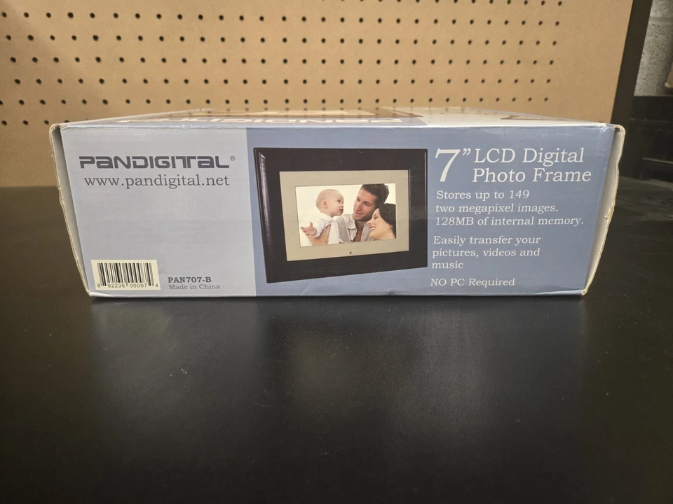 Pandigital 7" LCD Digital Photo Frame--NIB 128 MB Brand NEW - Image 3 of 4