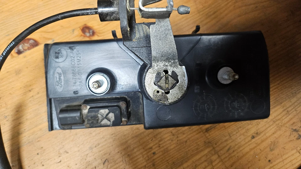 Крышки ручек багажника задней двери 2002-06 Lincoln Navigator, 6L74-78666C02-AA - Изображение 4 из 4