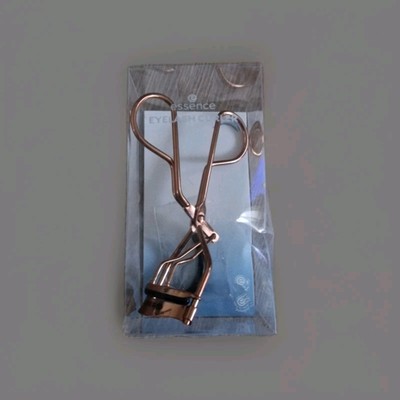 essence Eyelash Curler Wimpernzange Wimpernformer gold-farben + Ersatzgummi
