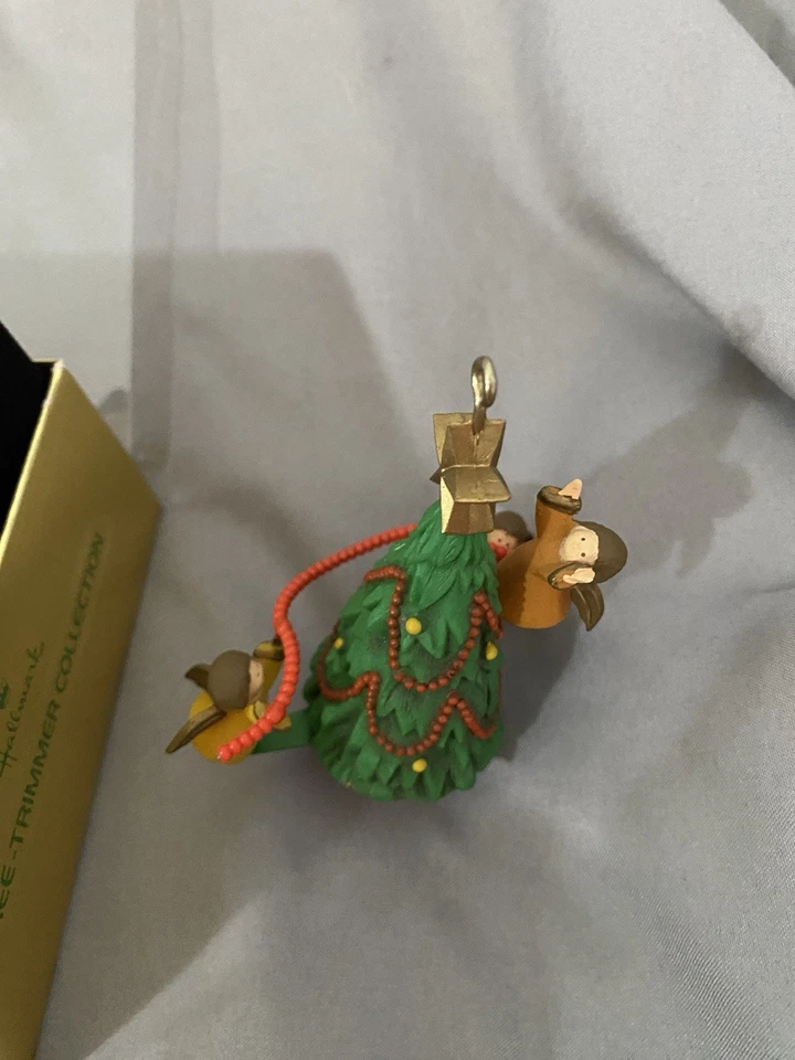 Angels in Tree Twirl About Tree Trimmer Sello Adorno De Colección Navidad 1978 Caja Foto 3 de 4